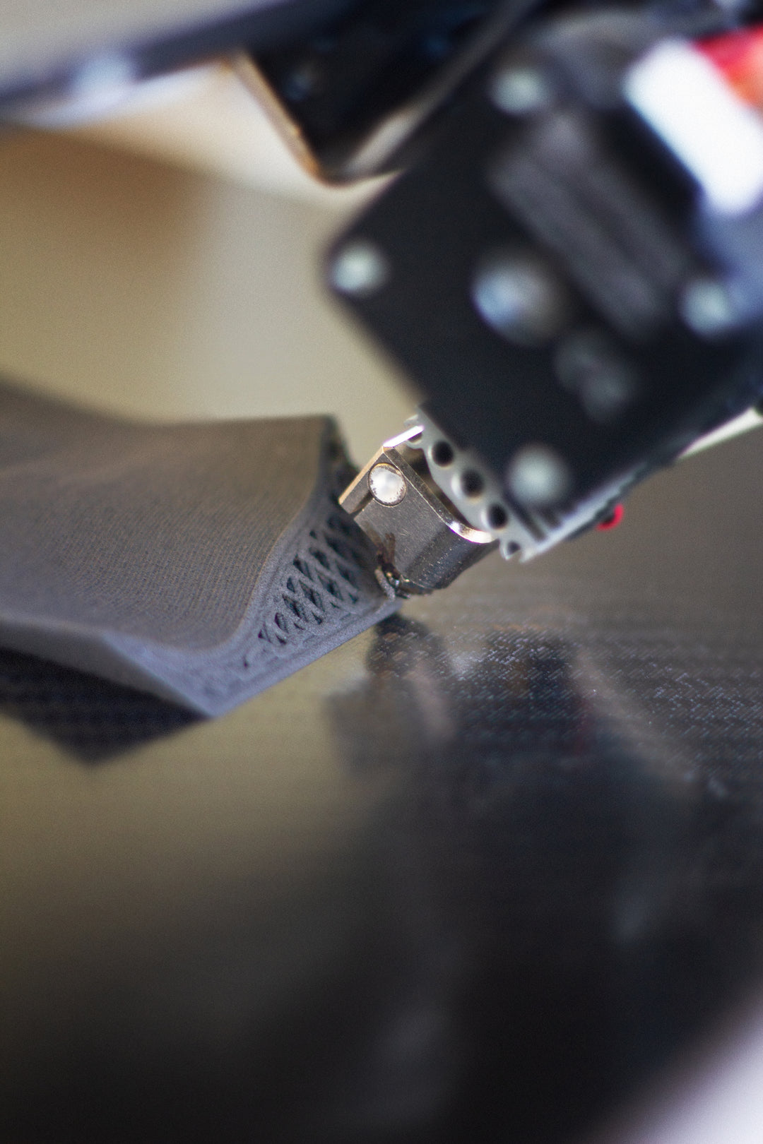 Die modellierte FeelRightNow Einlage wird aus TPU gedruckt. Wir haben eine spezielle Rautenstruktur für das Infill entwickelt, damit die Einlage gut stützt und dennoch elastisch bleibt. Das Infill wird mit einer Hülle umschlossen.