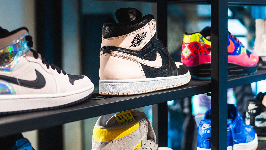 Ein Regal voller Sneaker, Sammler- und Liebhaberstücke, für jede Gelegenheit!