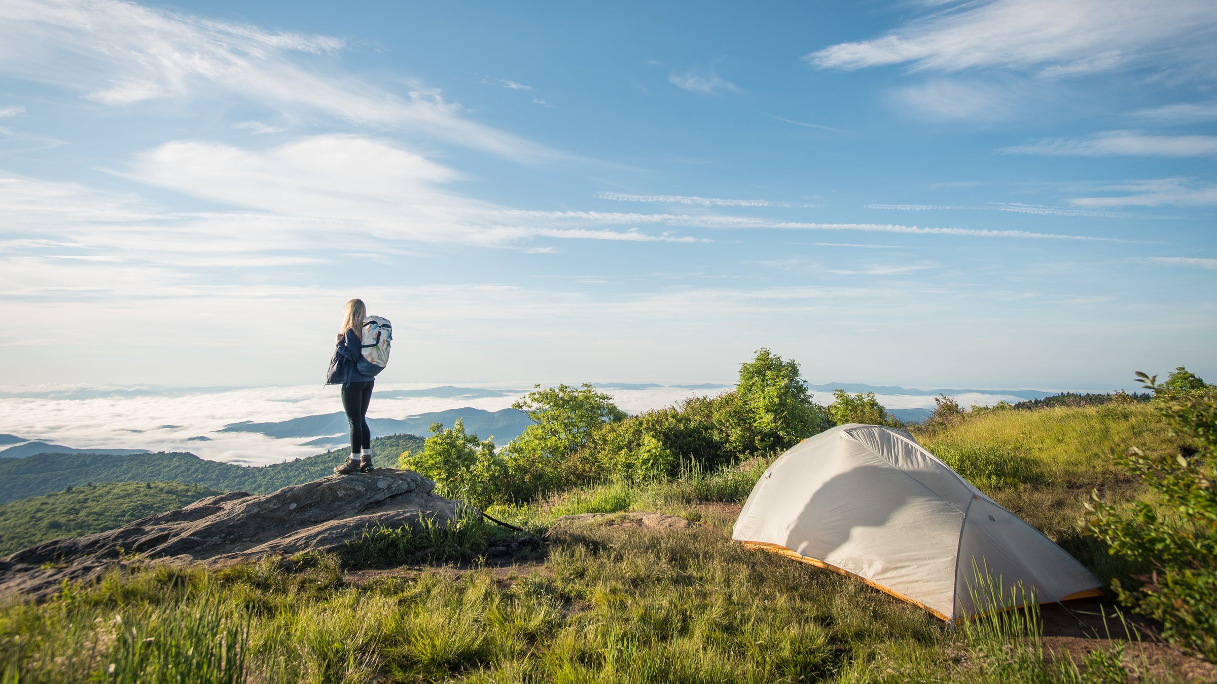 Eine Wanderin die eine Hiking-Tour mit unserer Hike-Einlage macht
