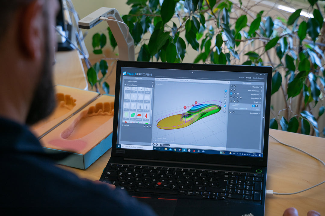 Mit unserer Software modellieren wir eine Komforteinlage um deinen Fuß. Ränder und Sohle passen wir genau an deine Schuhe an.